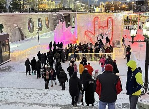 Свердловчане и туристы стоят в огромных очередях ради зимних развлечений в Екатеринбурге