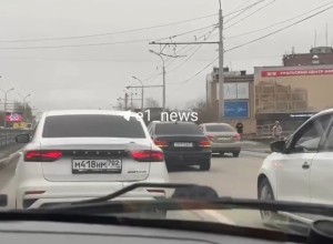 В Екатеринбурге кучка автохамов устроила опасные игры на оживленной улице
