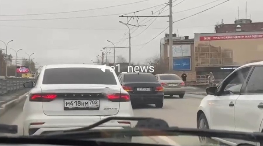 В Екатеринбурге кучка автохамов устроила опасные игры на оживленной улице