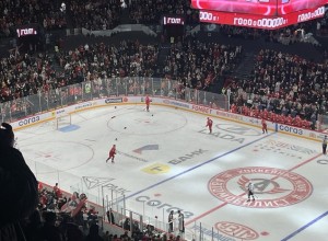 Десятки тысяч человек пытаются попасть на хоккейный матч в Екатеринбурге