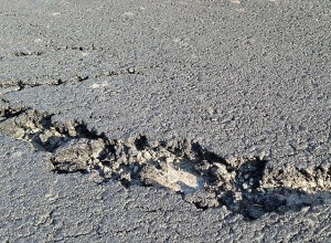 В Екатеринбурге отремонтировали трассу. Через две недели асфальт на ней начал разрушаться