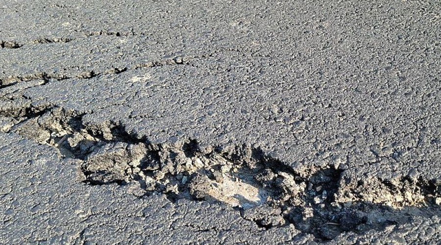 В Екатеринбурге отремонтировали трассу. Через две недели асфальт на ней начал разрушаться