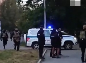 В Екатеринбурге силовики в бронежилетах с оружием окружили хостел