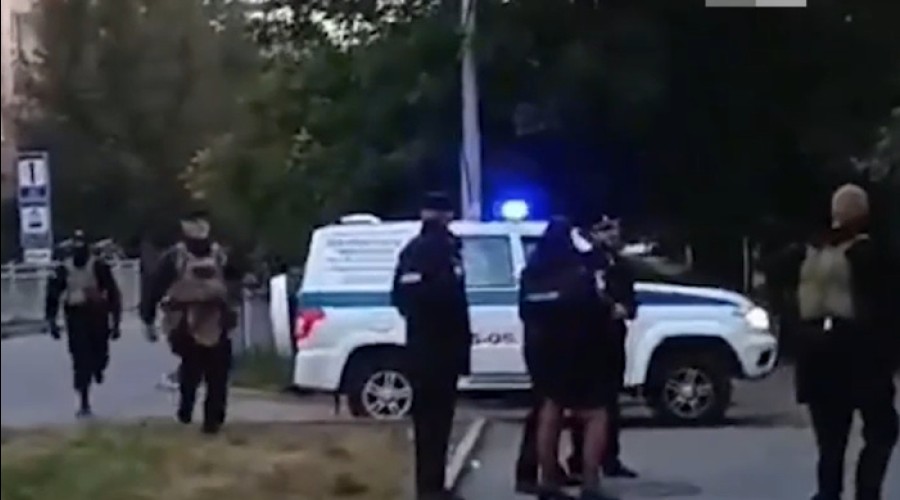 В Екатеринбурге силовики в бронежилетах с оружием окружили хостел