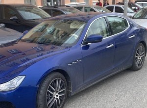 У екатеринбурженки забрали элитный автомобиль за крупный долг