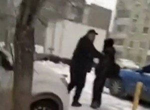 Екатеринбуржец попытался затащить мальчика в машину из-за снежка, попавшего в авто
