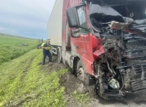 В Свердловской области от удара попутной фуры погиб тракторист