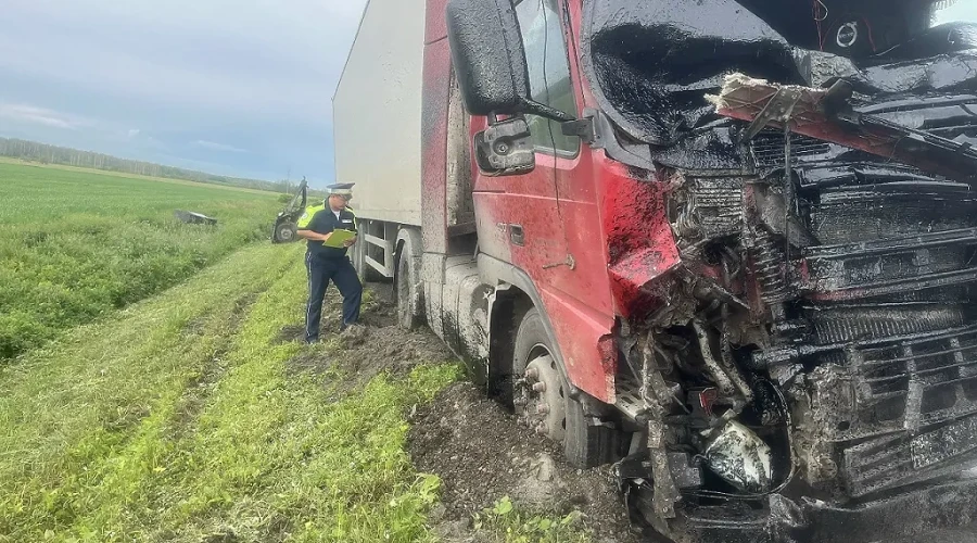 В Свердловской области от удара попутной фуры погиб тракторист