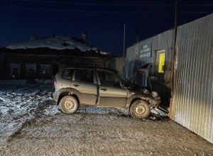 Свердловчанин, подозреваемый в покушении, угнал машину полицейских и врезался в будку