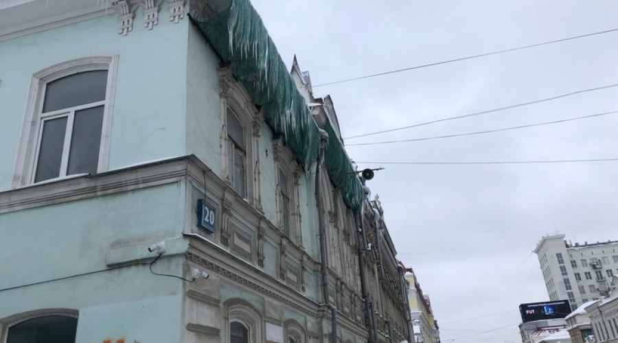 Упавший с крыши снег едва не убил ребенка в Екатеринбурге
