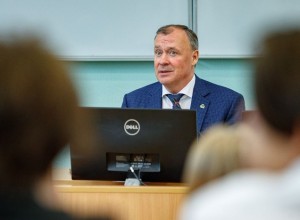 Алексей Орлов повысил зарплату бюджетникам