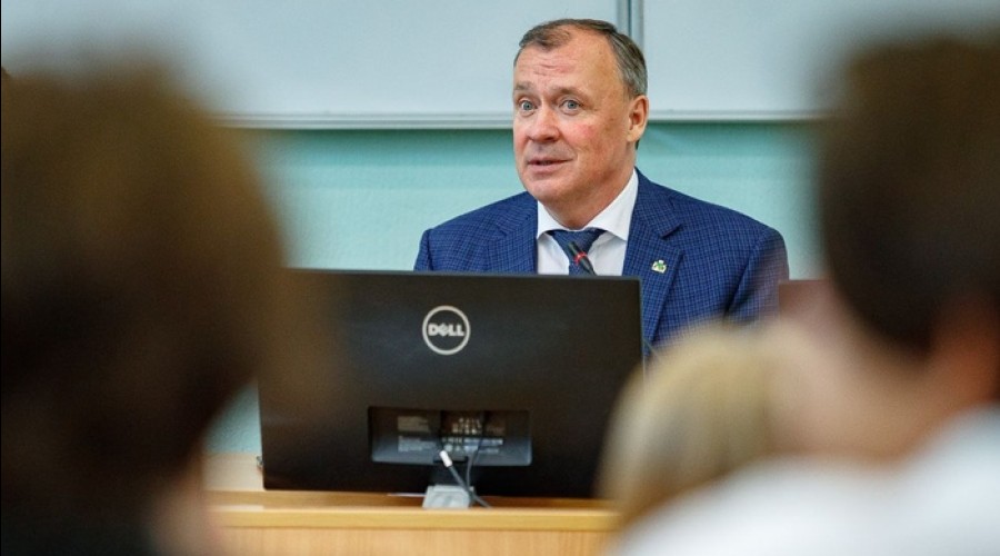 Алексей Орлов повысил зарплату бюджетникам