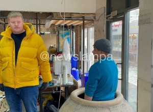 В Екатеринбурге работник киоска с самсой при виде проверяющих залез в тандыр