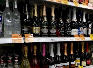 Алкоголь и табак в России начнут продавать без паспорта