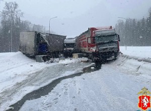 Грузовик маркетплейса, ехавший за границу, попал в ДТП на участке Ачит-Екатеринбург