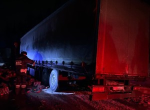 На ЕКАД две фуры вылетели с трассы из-за гололеда
