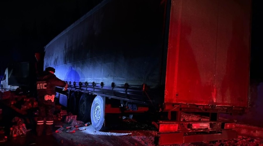 На ЕКАД две фуры вылетели с трассы из-за гололеда
