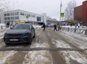 Четырехлетняя девочка, гулявшая с родителями, попала под машину в Екатеринбурге