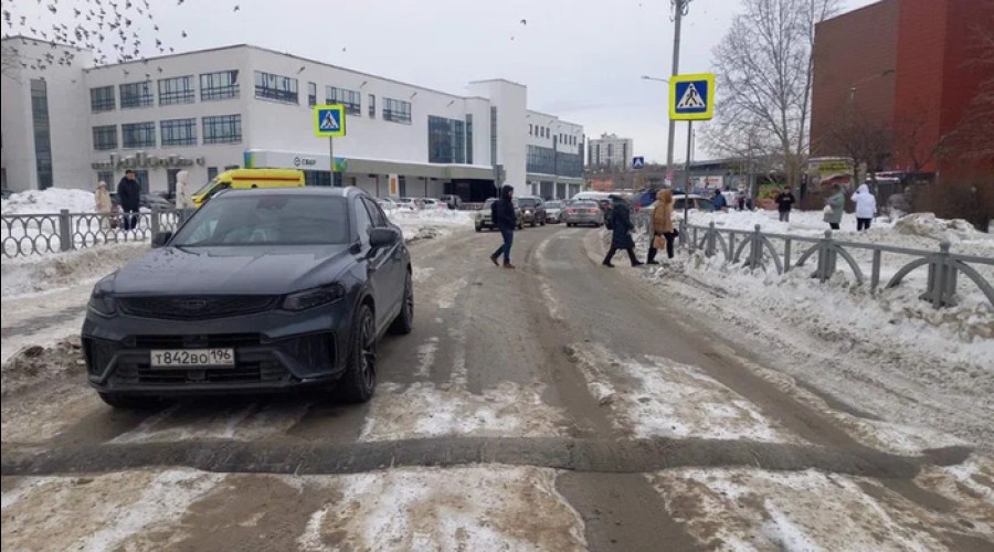 Четырехлетняя девочка, гулявшая с родителями, попала под машину в Екатеринбурге