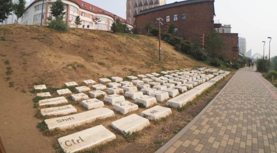 Памятник клавиатуре в Екатеринбурге попал в топ-10 самых забавных памятников
