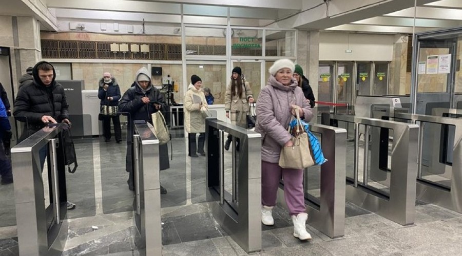 «Галя, у нас замена!» В Екатеринбурге на станции метро «Геологическая» заработали новые турникеты
