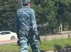 На Уралмаше задержали мужчину, разгуливавшего с пистолетом и в камуфляже