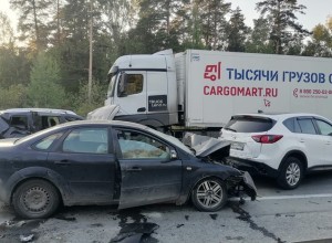 Пострадали 5 человек: на ЕКАД произошла массовая авария