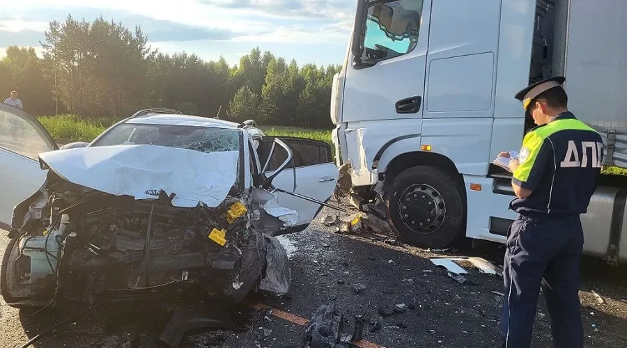 В лобовом ДТП с фурой на свердловской трассе погибла 8-летняя девочка