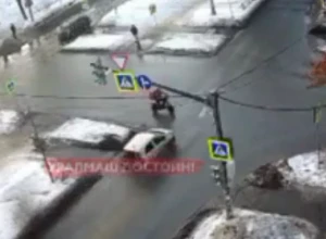 Курьер на электровелосипеде попал под машину на Уралмаше