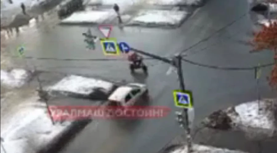 Курьер на электровелосипеде попал под машину на Уралмаше