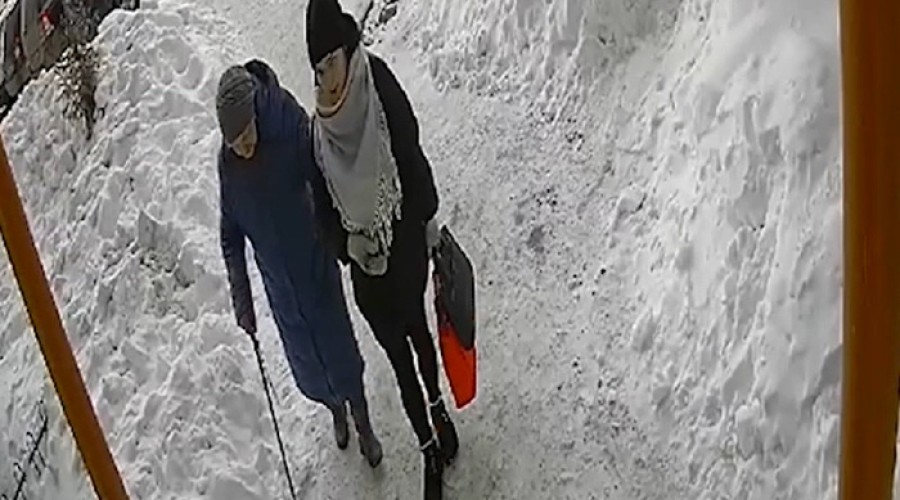 На Уралмаше девушка предложила помощь бабушке, а потом обокрала её