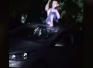 В Екатеринбурге неадекватный тип залез на чужую машину и колотил по ней ножом