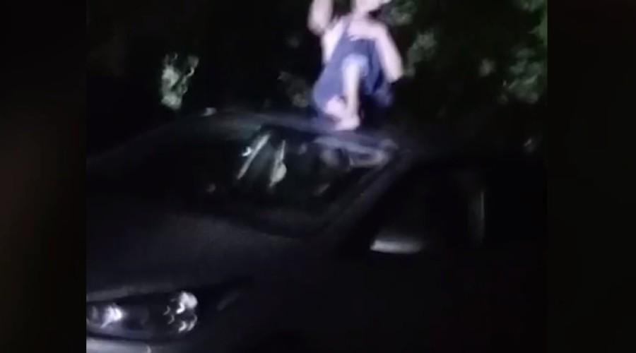 В Екатеринбурге неадекватный тип залез на чужую машину и колотил по ней ножом