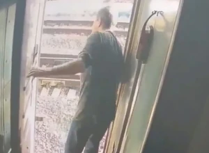 В поезде, следовавшем с Урала в Петербург, пассажир вытолкнул из вагона проводницу