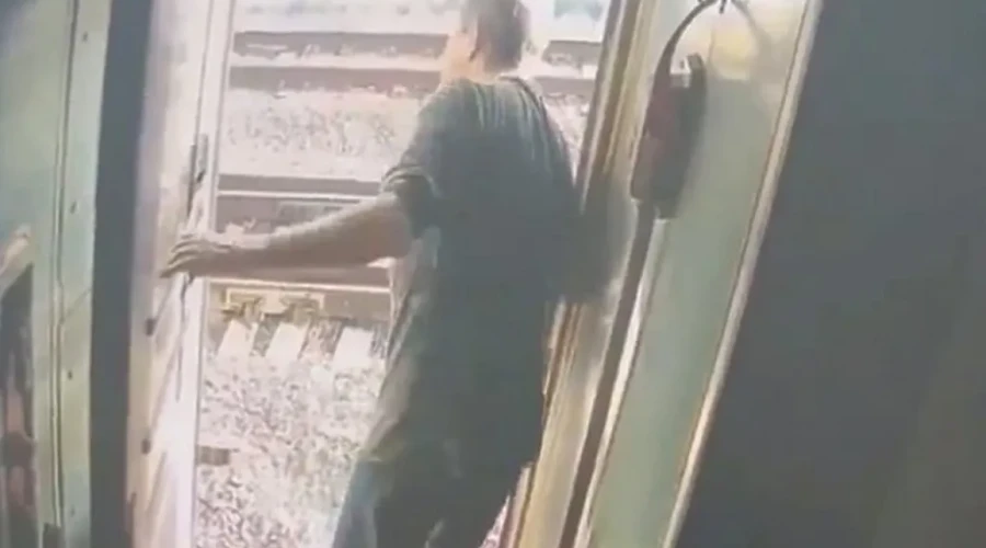 В поезде, следовавшем с Урала в Петербург, пассажир вытолкнул из вагона проводницу