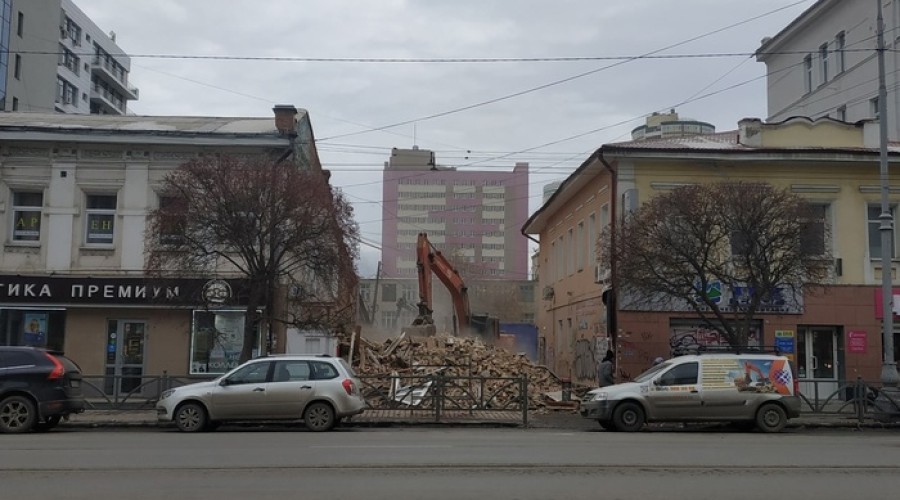 Дацюку разрешили построить «стекляшку», ради подъезда к которой снесли старинный дом на Малышева