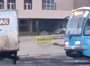 В свердловском городе грузовик застрял на трамвайных путях. Ему помог трамвай