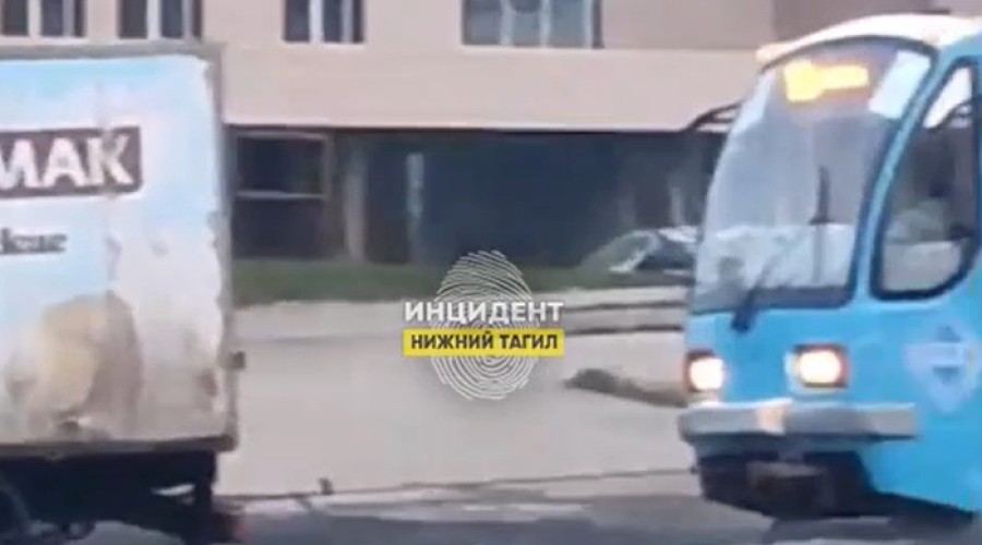 В свердловском городе грузовик застрял на трамвайных путях. Ему помог трамвай