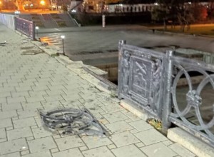 В центре Екатеринбурга на плотинке машина после ДТП упала с моста