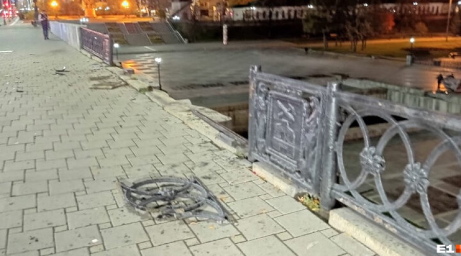 В центре Екатеринбурга на плотинке машина после ДТП упала с моста