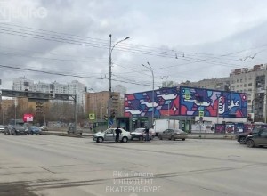 В Екатеринбурге легковушка врезалась в машину Росгвардии