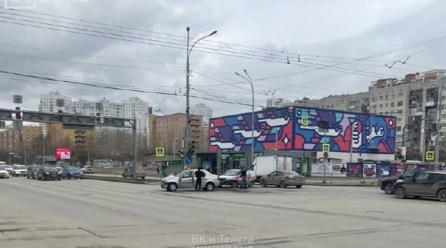 В Екатеринбурге легковушка врезалась в машину Росгвардии