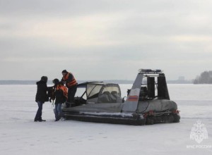 В Свердловской области несколько десятков рыбаков унесло на отколовшейся льдине