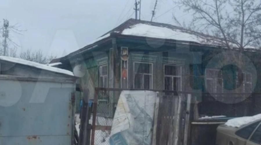 В Екатеринбурге старый дом с выгребной ямой продают по цене особняка
