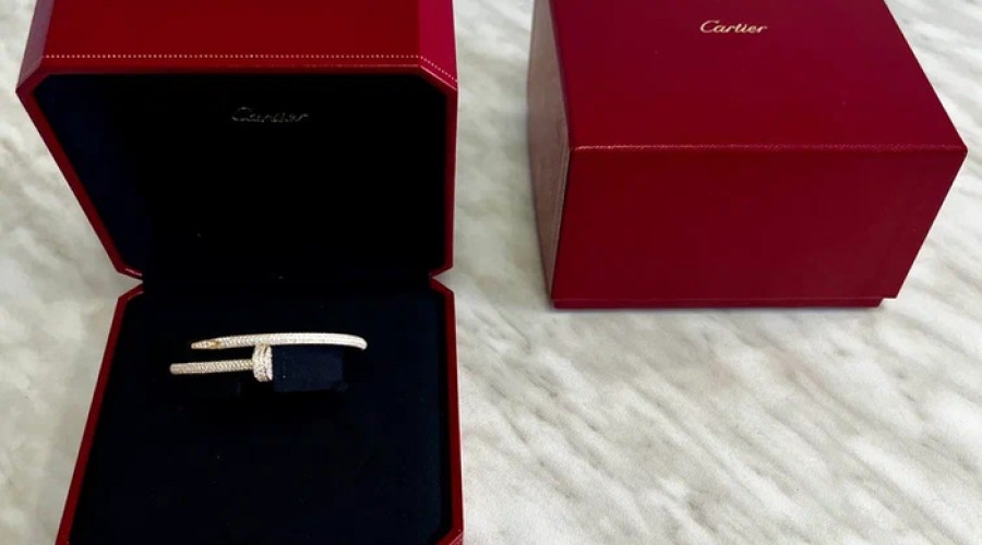 Драгоценности Cartier за 7 млн рублей обнаружили таможенники Кольцово на руке у пассажира из Баку