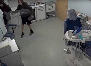 На Ботанике банда подростков ограбила стоматологию