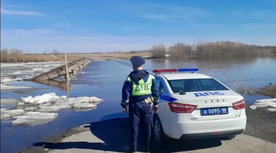 Обращение к автолюбителям и байкерам выпустила Госавтоинспекция в Свердловской области