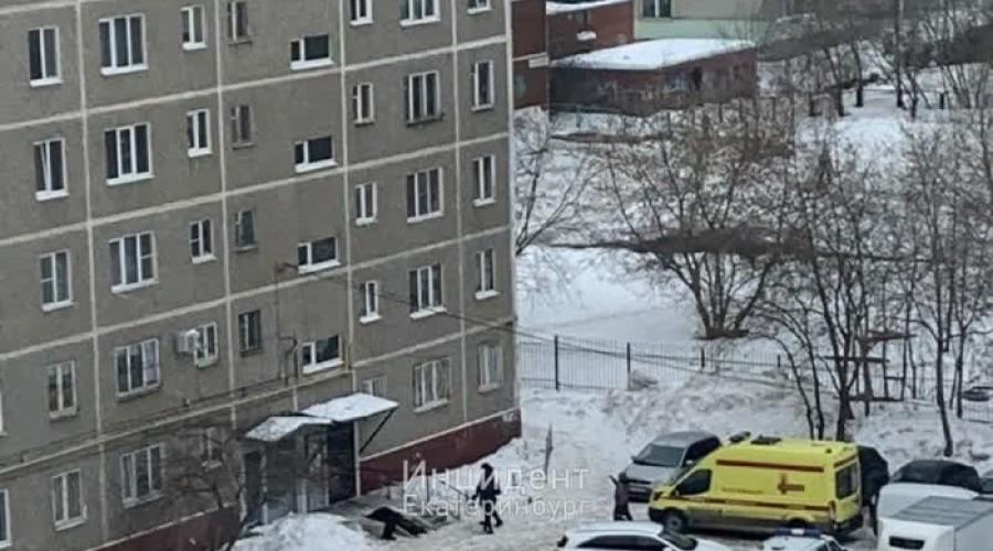 В Пионерском возле многоэтажки нашли тело человека