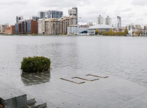 В Екатеринбурге возле Театра драмы появился трехметровый арт-объект