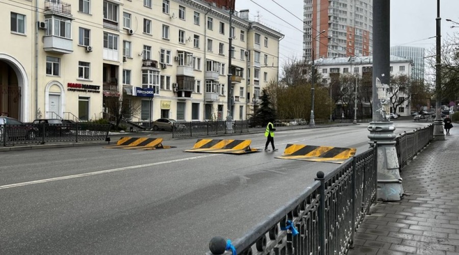 Стоят скорые и полиция: в Екатеринбурге перекрыт центр города
